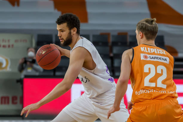 赛季中更多 赛季中更多