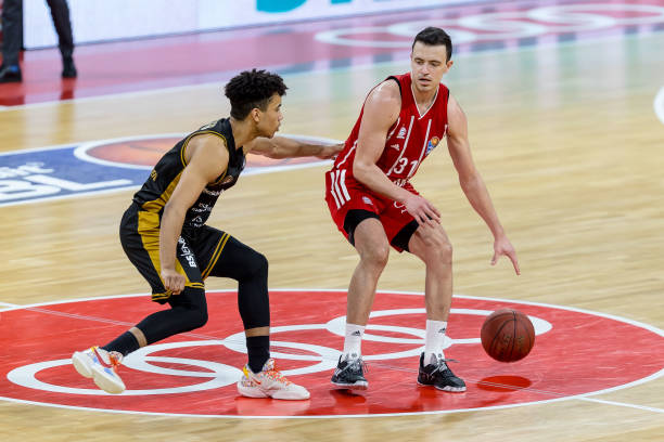 更凸显出他 更凸显出他